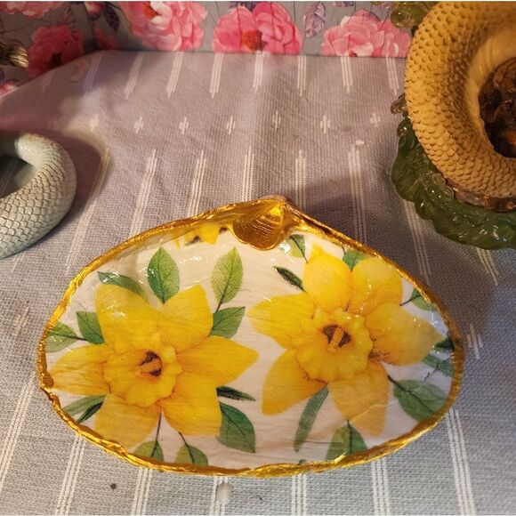 DECOUPAGE CLAM SHELL TRINKET DISH DECOUPAGE FLOWERS TRINKET DISH - Picture 1 of 7